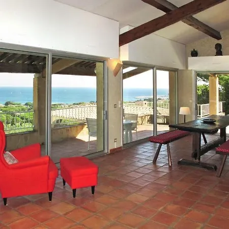 Hébergement de vacances Cavalaire-sur-mer Sleeps 8 Pool Wifi